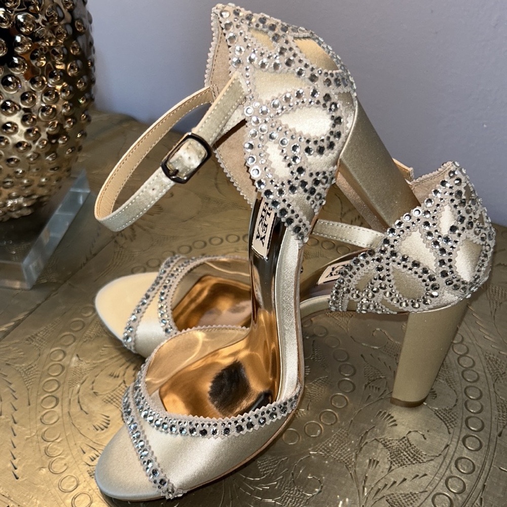 NWT Badgley Mischka Ivory Satin Kelly Heels